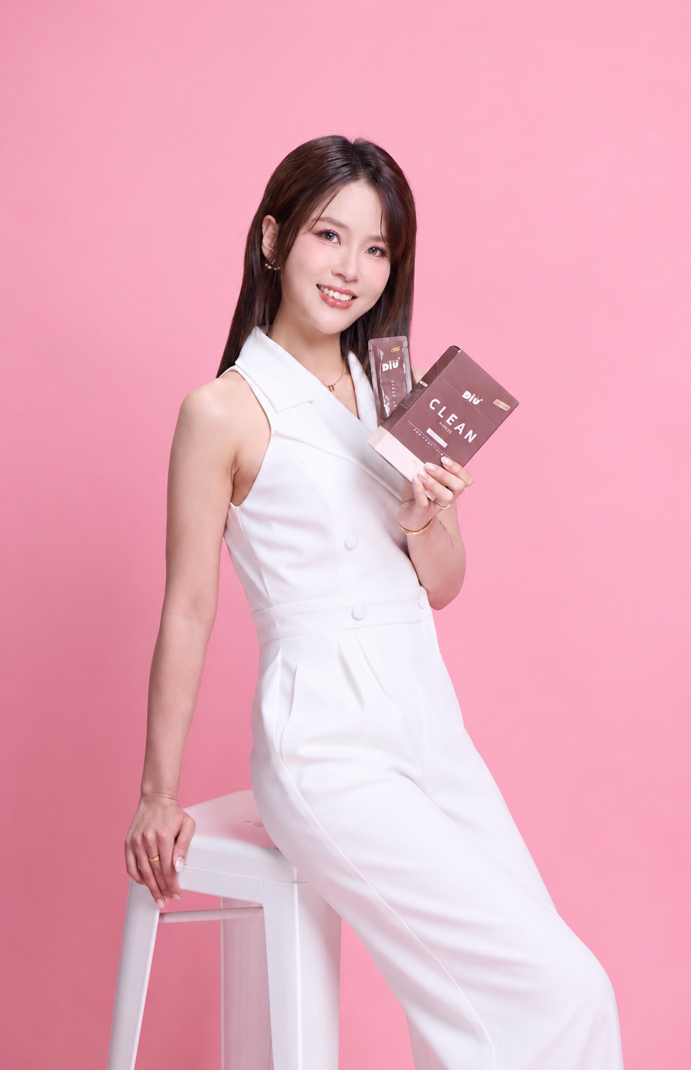Diu⁺ 品牌共創者丟丟妹(李明珊)展示旗下「Clean Coffee」產品